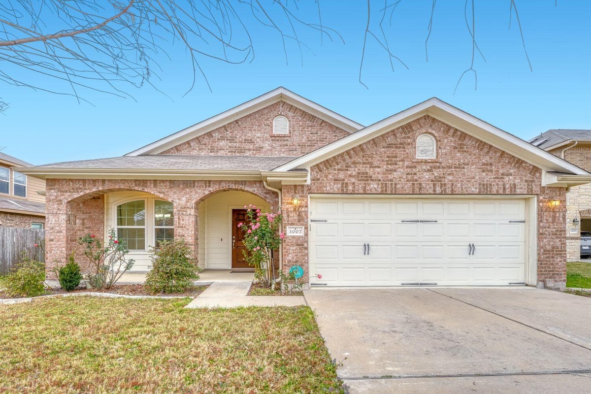 View 1007 Papaya Cv in Hutto Highlands 1007 Papaya Cv - front exterior - Luxury home in Hutto Highlands, Hutto, TX