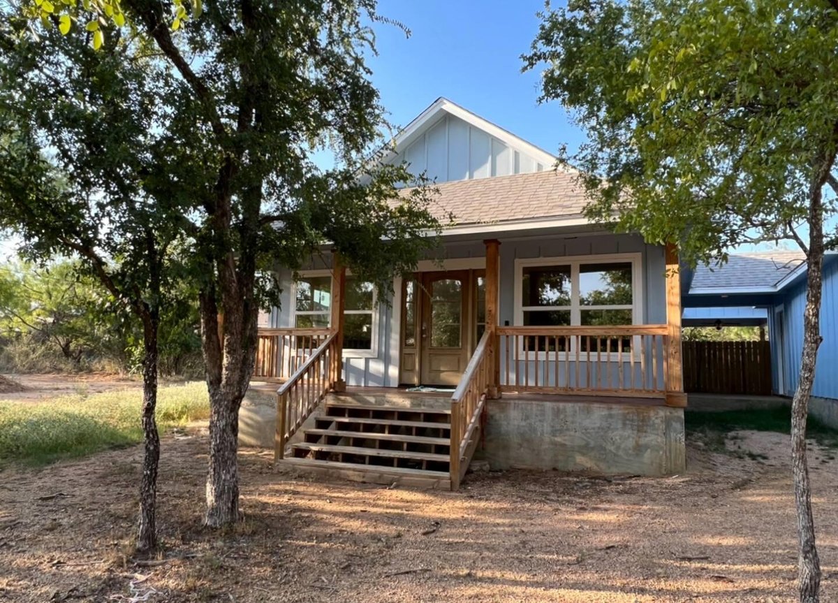 View 111 E Hickory Dr in Sherwood Shores 111 E Hickory Dr - front exterior - Luxury home in Sherwood Shores, Granite Shoals, TX