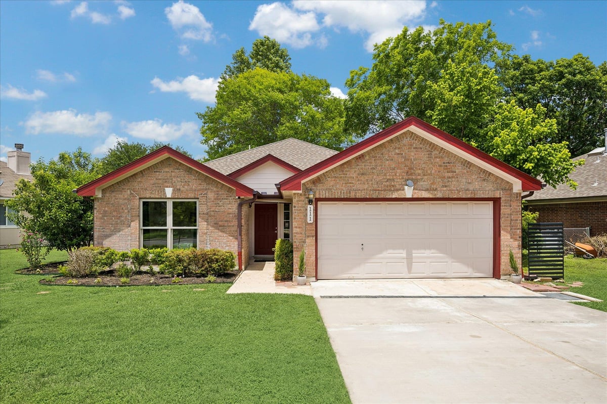 View 111 Finch LN in University Park 111 Finch LN - front exterior - Luxury home in University Park, Georgetown, TX