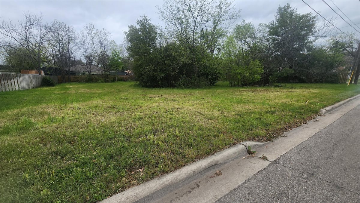 View 1210 S Myrtle St in Cody Add 1210 S Myrtle St - front exterior - Luxury lot in Cody Add, Georgetown, TX