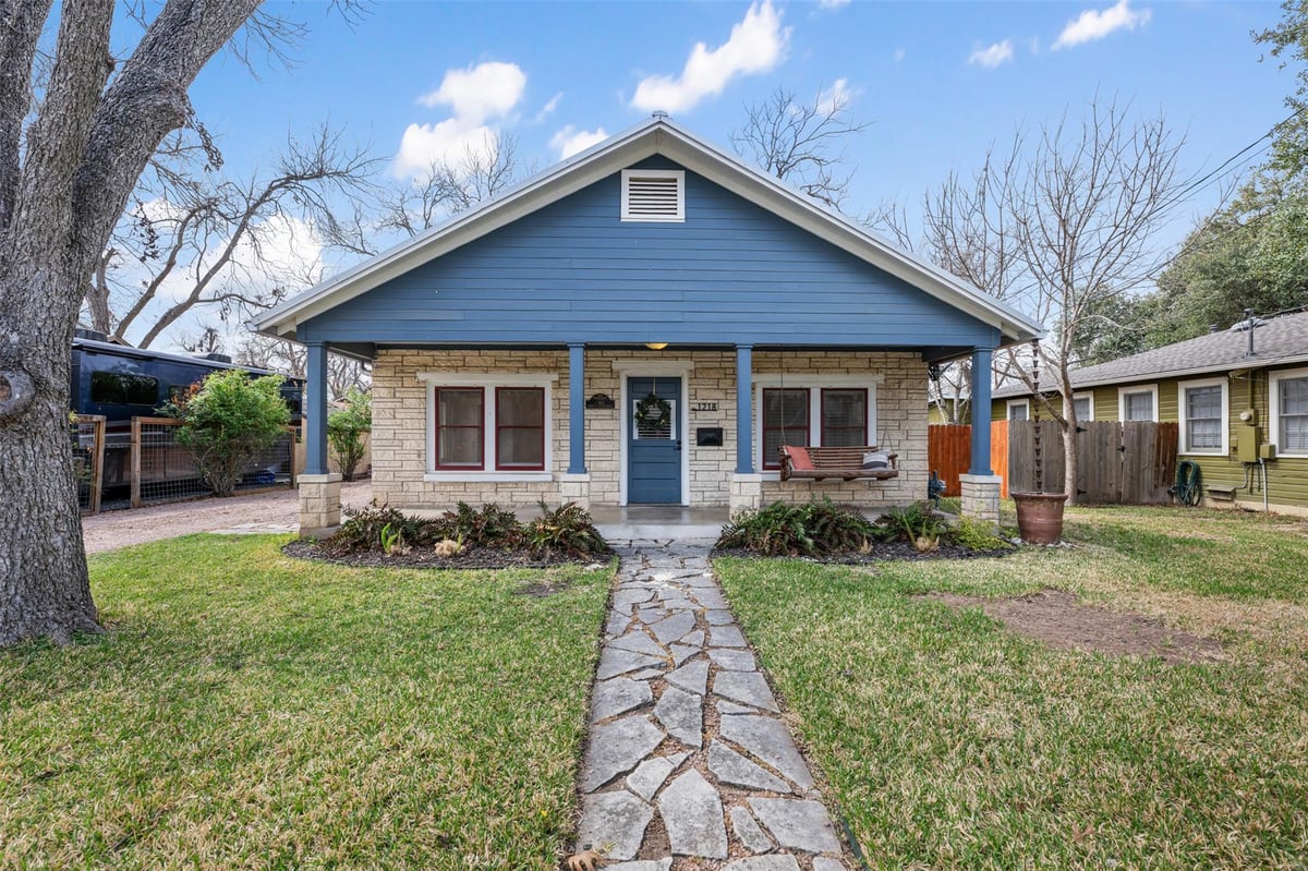 View 1218 S Myrtle ST in Cody Add 1218 S Myrtle ST - front exterior - Luxury home in Cody Add, Georgetown, TX