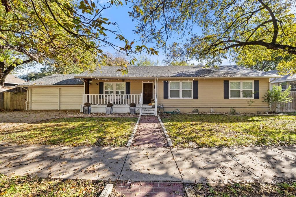 View 1221 S Austin Ave in Morrow Add 1221 S Austin Ave - front exterior - Luxury home in Morrow Add, Georgetown, TX