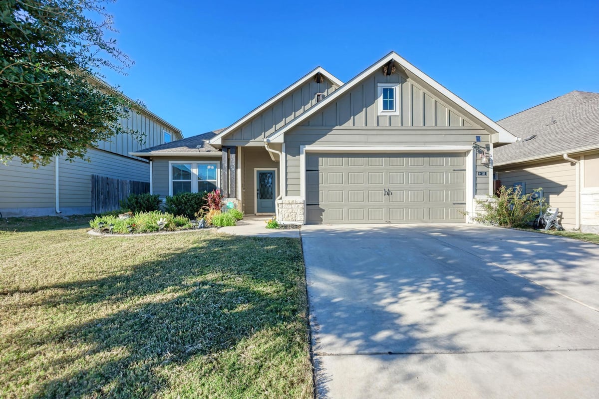 View 136 Finley St in Hutto Square Sec 5A 136 Finley St - front exterior - Luxury home in Hutto Square Sec 5A, Hutto, TX