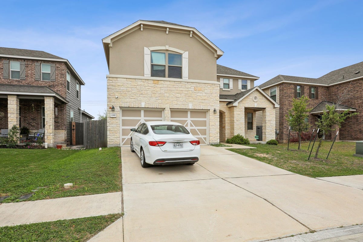 View 13817 Eleanor Roosevelt St in Presidential Mdws Sec Eleven 13817 Eleanor Roosevelt St - front exterior - Luxury home in Presidential Mdws Sec Eleven, Manor, TX