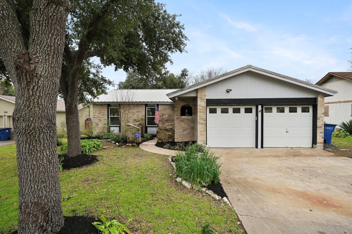 View 1905 DUMAINE Cir in LAMPLIGHT VILLAGE SEC 5 1905 DUMAINE Cir - front exterior - Luxury home in LAMPLIGHT VILLAGE SEC 5, Austin, TX