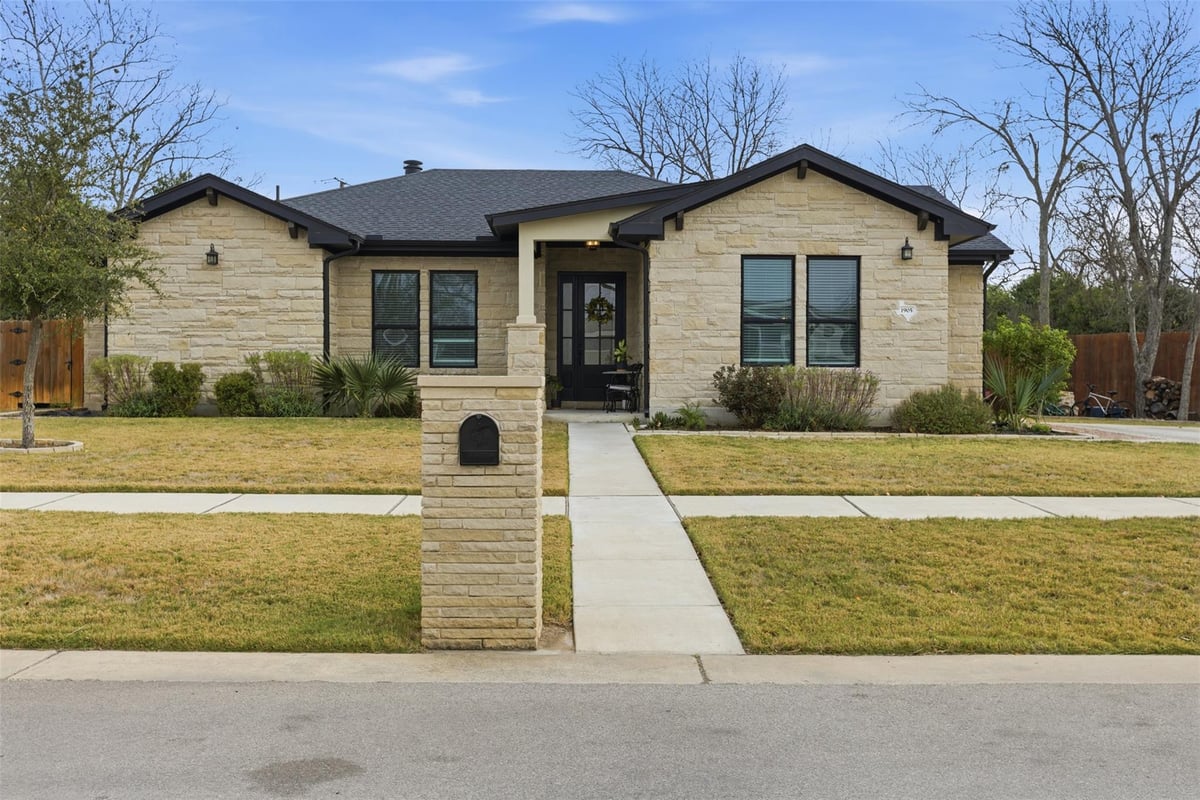 View 1905 S College St in Wg Lord Add 1905 S College St - front exterior - Luxury home in Wg Lord Add, Georgetown, TX