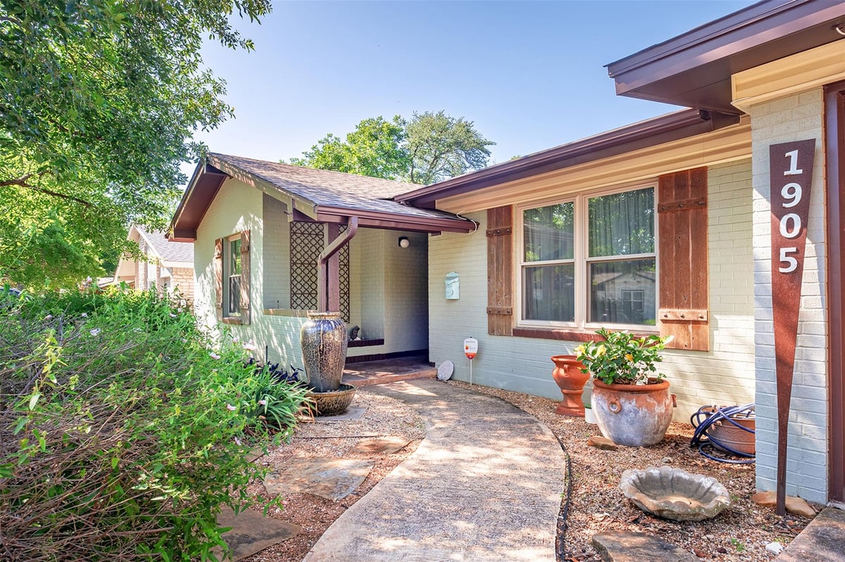 1905 Vallejo ST - front exterior - Luxury home in Northridge Terrace Sec 02, Austin, TX