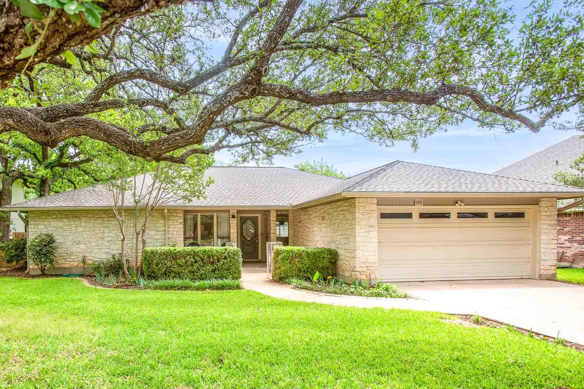 View 1911 Oakview Dr in Woods Sec 04 1911 Oakview Dr - front exterior - Luxury home in Woods Sec 04, Round Rock, TX