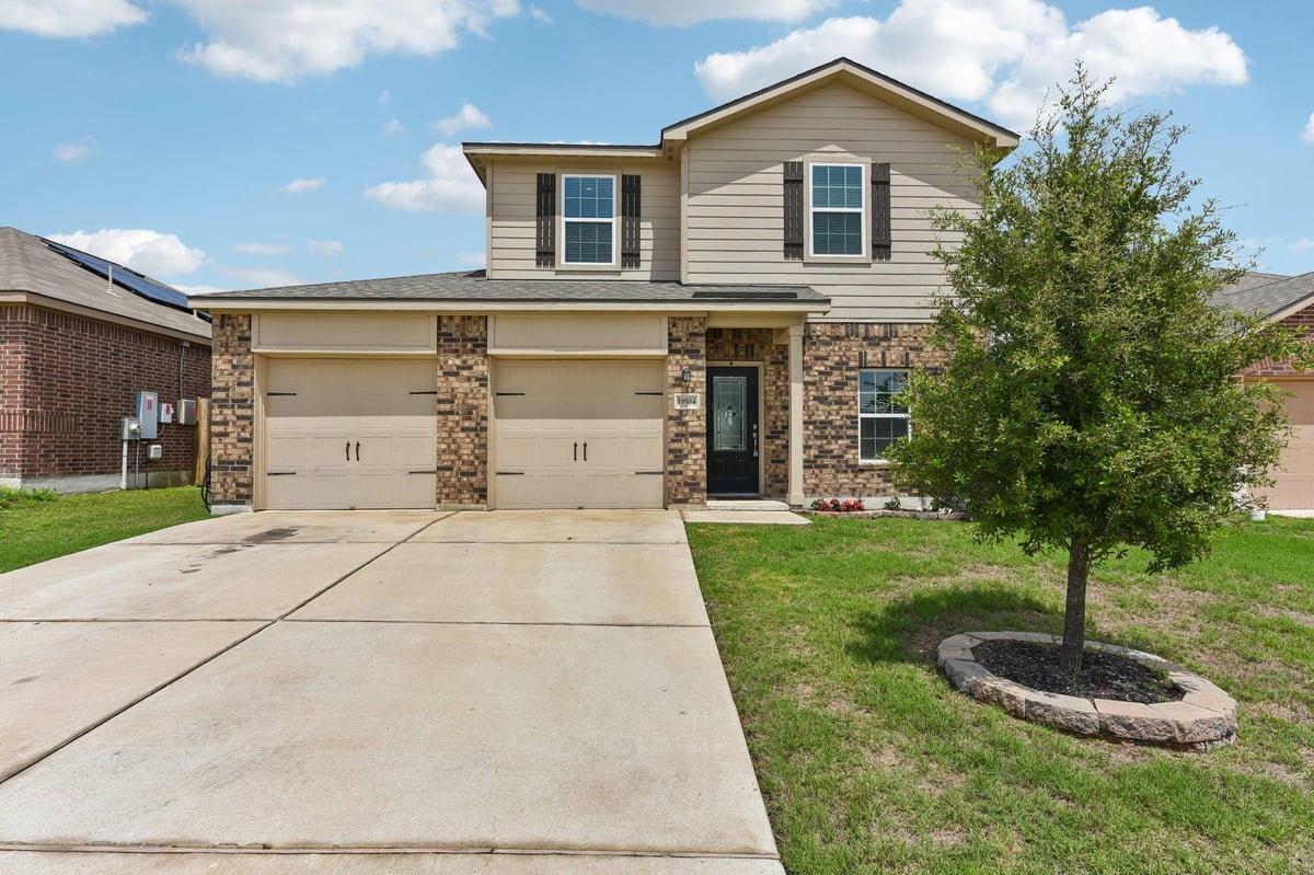 View 19504 Andrew Jackson St in Presidential Glen Ph 7 19504 Andrew Jackson St - front exterior - Luxury home in Presidential Glen Ph 7, Manor, TX