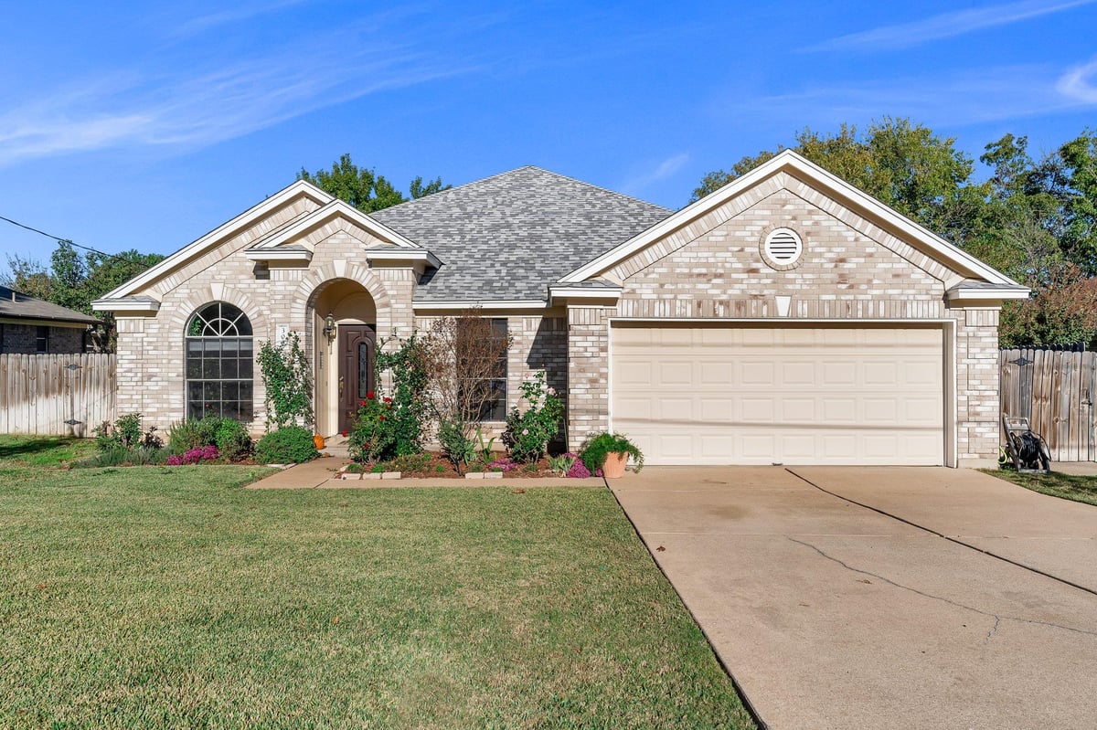 View 302 Debora Dr in Sierra Vista Sec 01 302 Debora Dr - front exterior - Luxury home in Sierra Vista Sec 01, Georgetown, TX