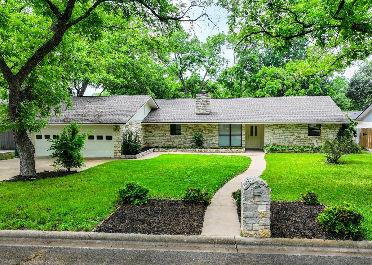 View 303 Stewart St in Meadowlakes 303 Stewart St - front exterior - Luxury home in Meadowlakes, Meadowlakes, TX