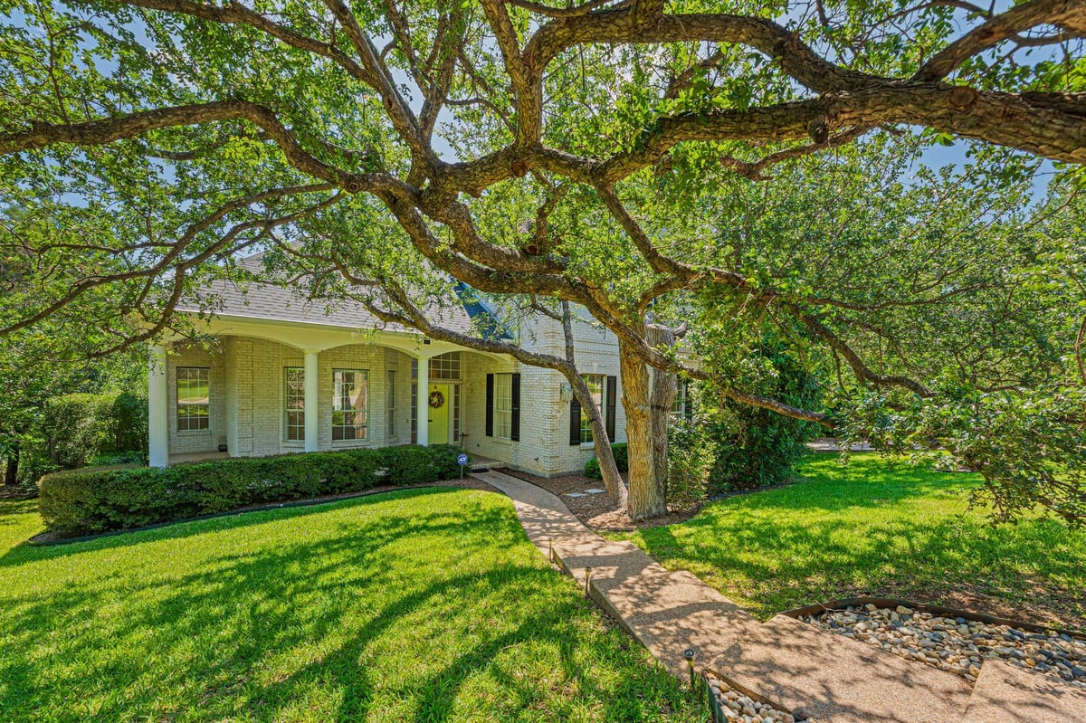 View 304 River Down RD in River Ridge 03 Sec B A Vacation & Resub 304 River Down RD - front exterior - Luxury home in River Ridge 03 Sec B A Vacation & Resub, Georgetown, TX