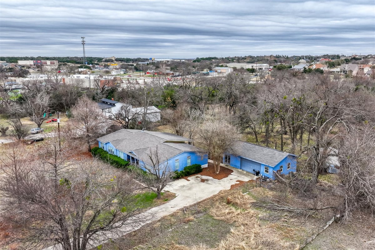 View 408 Horseshoe Dr in Leander Heights Sec 02 Blk A Lts 23 & 24 Resu 408 Horseshoe Dr - front exterior - Luxury home in Leander Heights Sec 02 Blk A Lts 23 & 24 Resu, Leander, TX