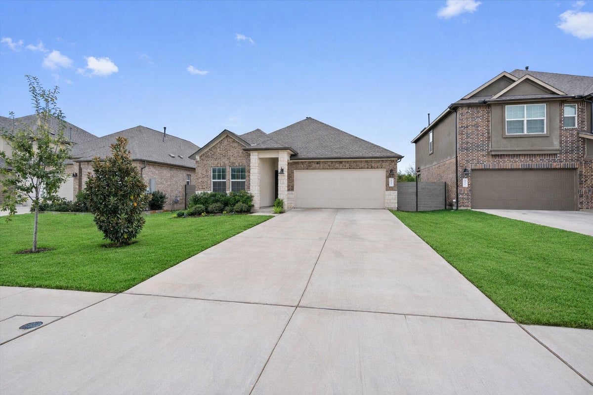 View 424 Wolf Springs Rd in Wolf Ranch 424 Wolf Springs Rd - front exterior - Luxury home in Wolf Ranch, Georgetown, TX