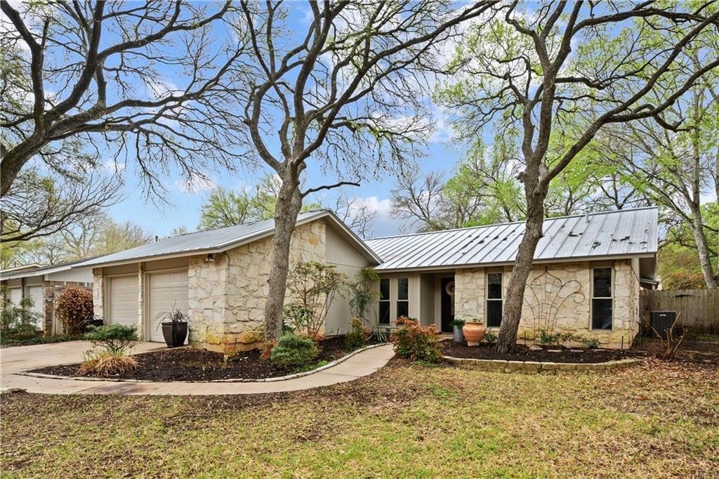 View 4701 Fieldstone Dr in Travis Country: Trailwood Village One At Travi 4701 Fieldstone Dr - front exterior - Luxury home in Travis Country: Trailwood Village One At Travi, Austin, TX