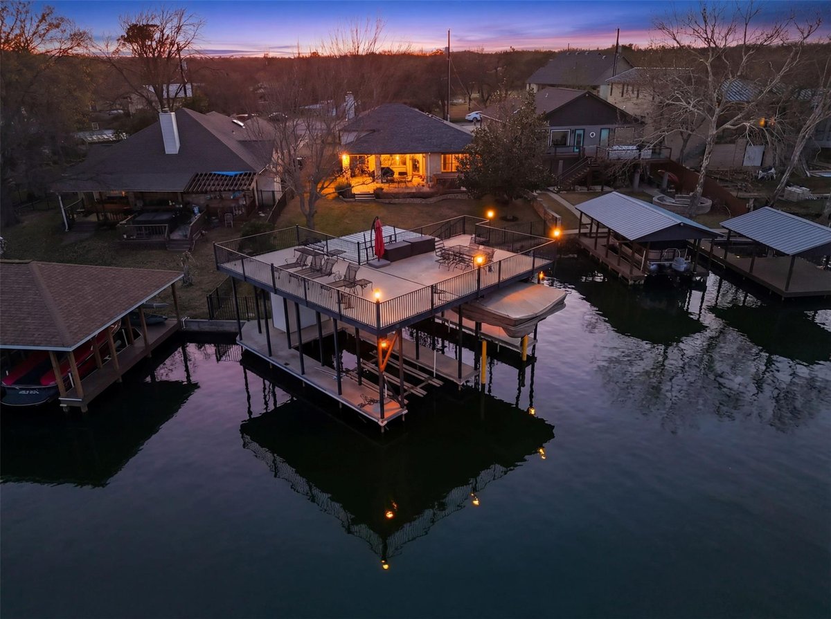 View 609 E Briarway Dr in Clear Cove 609 E Briarway Dr - front exterior - Luxury home in Clear Cove, Granite Shoals, TX