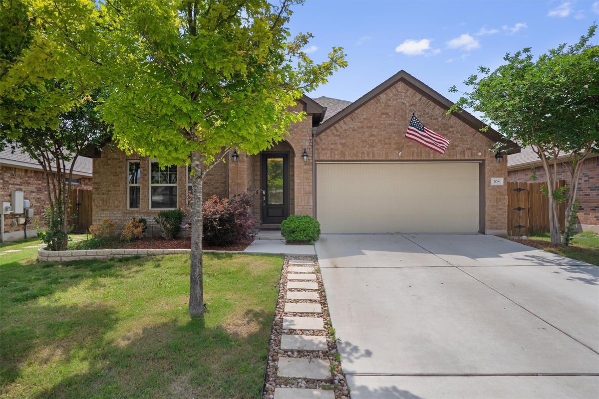 View 708 Hereford Loop in Hutto Xing Ph 3 Sec 1 708 Hereford Loop - front exterior - Luxury home in Hutto Xing Ph 3 Sec 1, Hutto, TX