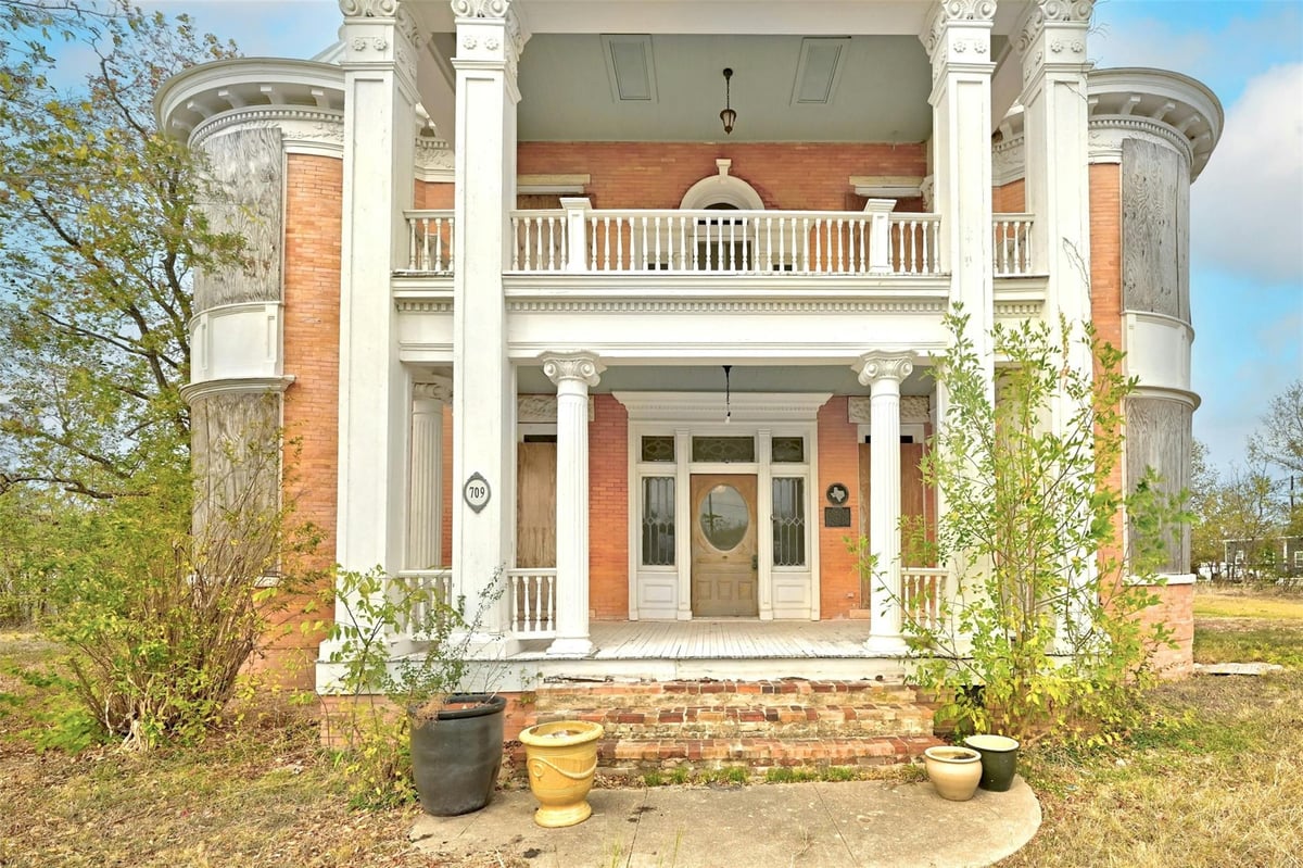 View 709 Lexington St in Lane A E Add 709 Lexington St - front exterior - Luxury home in Lane A E Add, Manor, TX