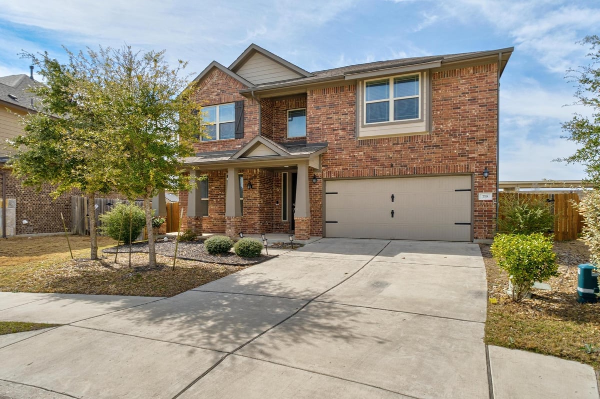 View 718 Hereford Loop in Hutto Xing Ph 3 Sec 1 718 Hereford Loop - front exterior - Luxury home in Hutto Xing Ph 3 Sec 1, Hutto, TX