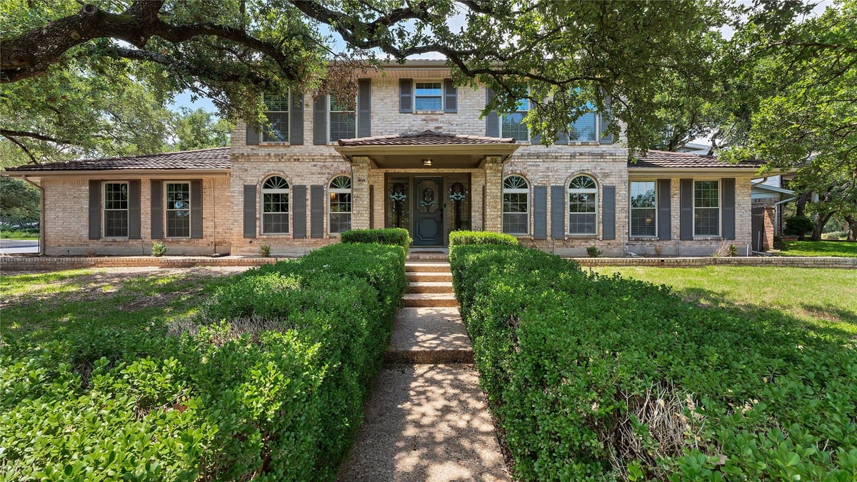 View 7507 Stonecliff Dr in Northwest Hills Northwest Oaks 7507 Stonecliff Dr - front exterior - Luxury home in Northwest Hills Northwest Oaks, Austin, TX