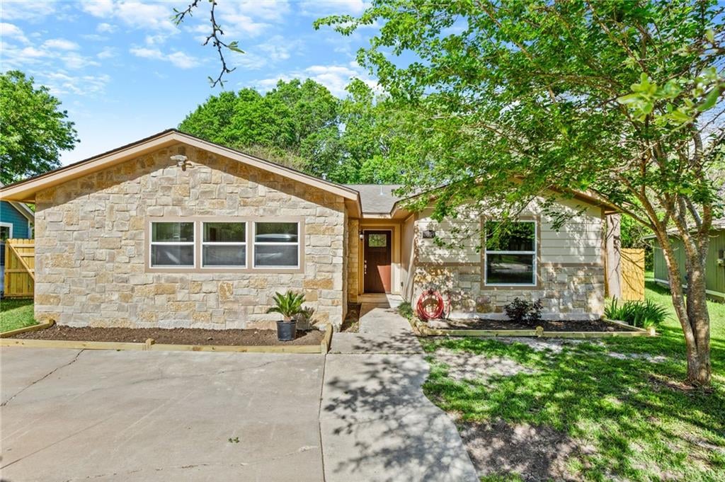 View 7814 Paces Mill Ln in Yarrabee Bend South Sec 01 7814 Paces Mill Ln - front exterior - Luxury home in Yarrabee Bend South Sec 01, Austin, TX