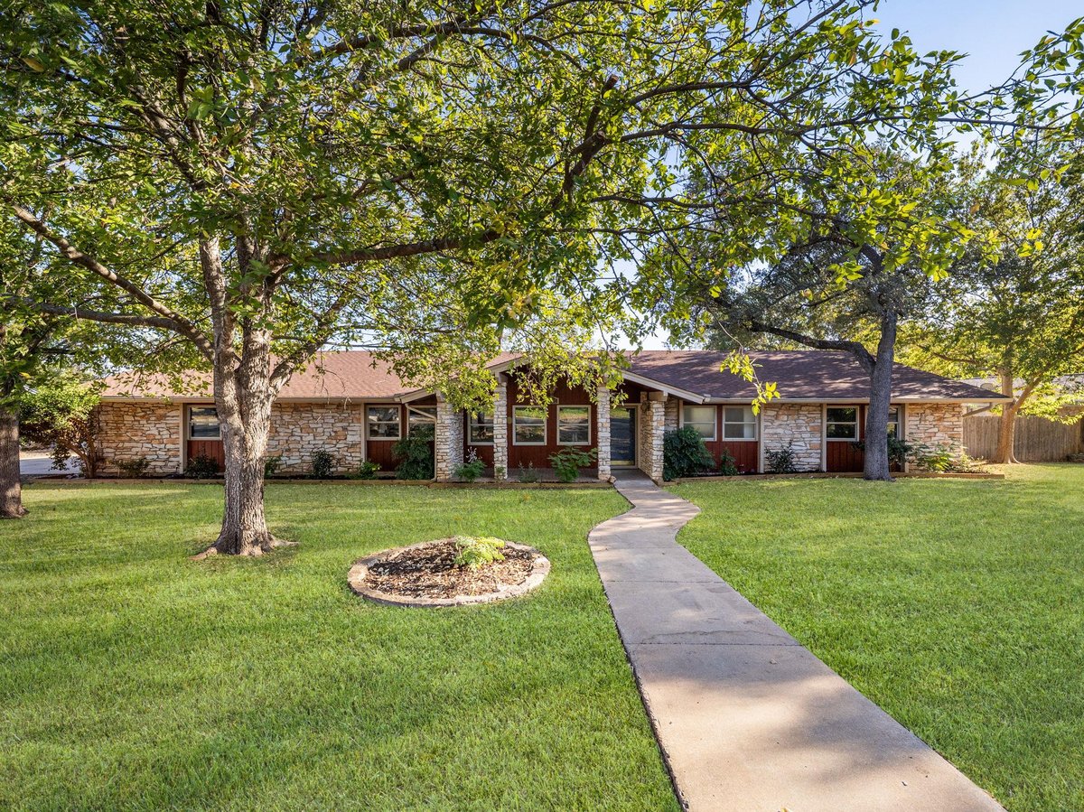 View 806 Country Club RD in County Club Acres 806 Country Club RD - front exterior - Luxury home in County Club Acres, Georgetown, TX