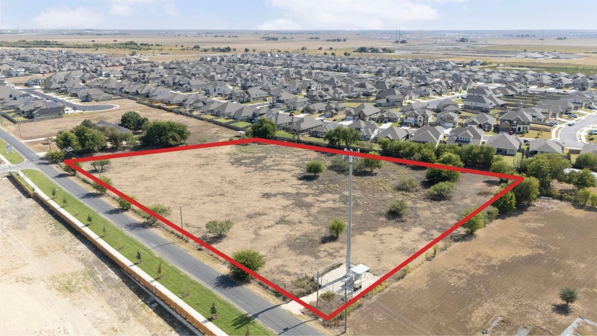 View 828 County Road 132 in Canutillo Colony Ditch Co Surv 828 County Road 132 - front exterior - Luxury lot in Canutillo Colony Ditch Co Surv, Hutto, TX