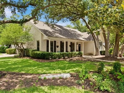 Living area at 100 Oakmont CT - 3 bed 2 bath home