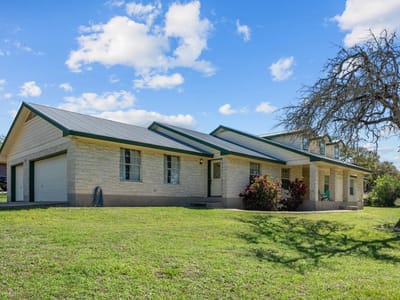 Living area at 101 Oak Ridge Cir - 4 bed 3 bath home