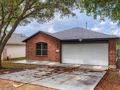Living area at 1011 Shadow Creek BLVD - 4 bed 2 bath home
