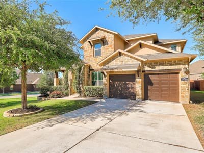 Living area at 1020 Winding Way DR - 4 bed 3 bath home