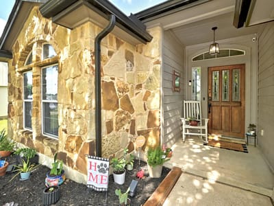 Living area at 105 Lidell ST - 4 bed 2 bath home