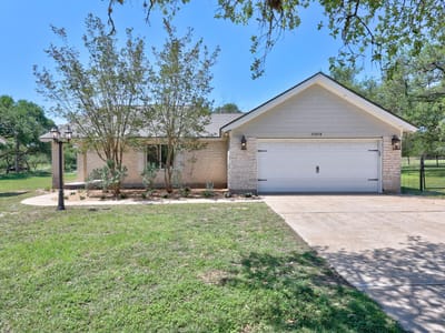 Living area at 11019 Southwest Oaks - 3 bed 2 bath home