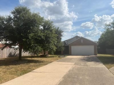 Living area at 1111 Lincoln Sparrow Cv - 3 bed 2 bath home