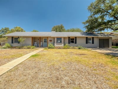 Living area at 1208 Country Club Rd - 3 bed 3 bath home