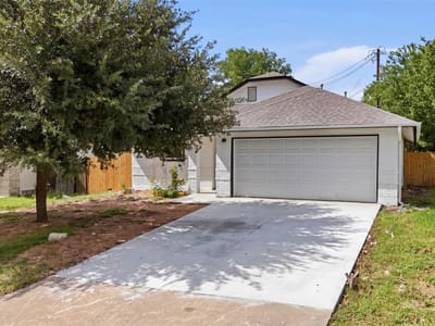Living area at 12406 Thompkins DR - 3 bed 2 bath home