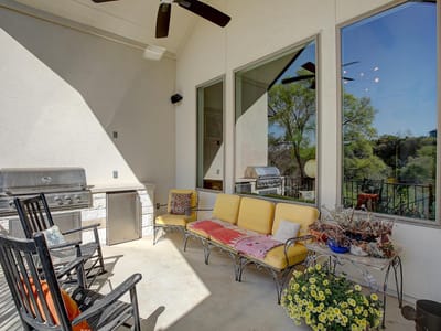 Living area at 129 Hollytree Ct - 4 bed 3 bath home