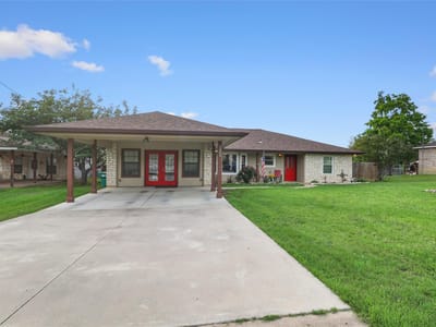 Living area at 1304 Sunset Dr - 3 bed 2 bath home