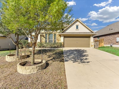 Living area at 135 Tailwind Dr - 3 bed 2 bath home