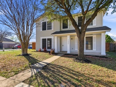 Living area at 13800 Spring Heath Rd - 3 bed 2 bath home