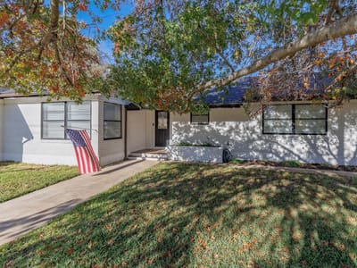 Living area at 139 E Cottonwood Dr - 3 bed 3 bath home