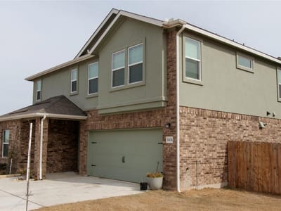 Living area at 1404 E Aquilla Dr - 6 bed 3 bath home