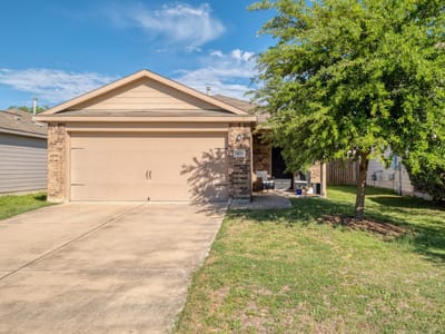 Living area at 1436 Breanna Ln - 3 bed 2 bath home