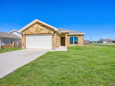 Living area at 1516 Stonecrest Dr - 3 bed 2 bath home