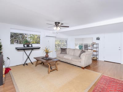 Living area at 1517 Hill Way Dr - 2 bed 1 bath home