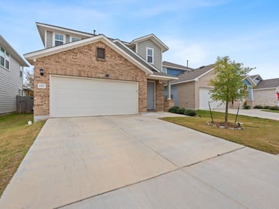Living area at 152 Riverhill Dr - 3 bed 2 bath home