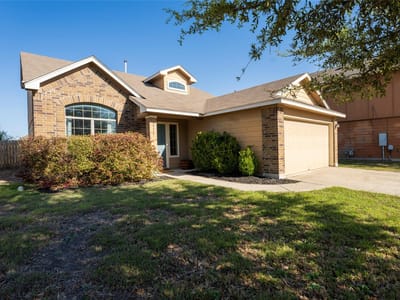 Living area at 1576 Twin Cv - 3 bed 2 bath home