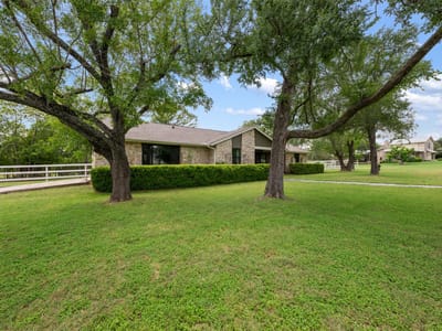 Living area at 1600 Pin Oak LN - 3 bed 2 bath home