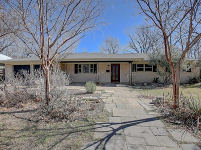 Living area at 1607 S Elm St - 4 bed 3 bath home