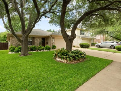 Living area at 16812 Bailey Jean DR - 3 bed 2 bath home